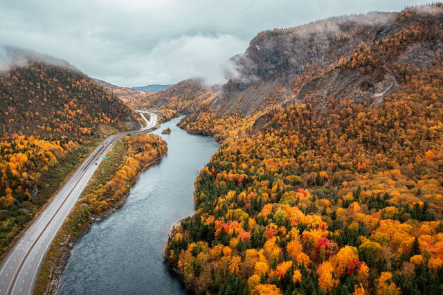 Where autumn paints the mountains and winding waters weave a scene straight out of a dream